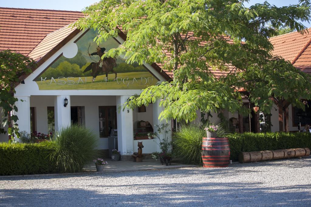 Hotel Kassai Fogado Kaposmero Esterno foto